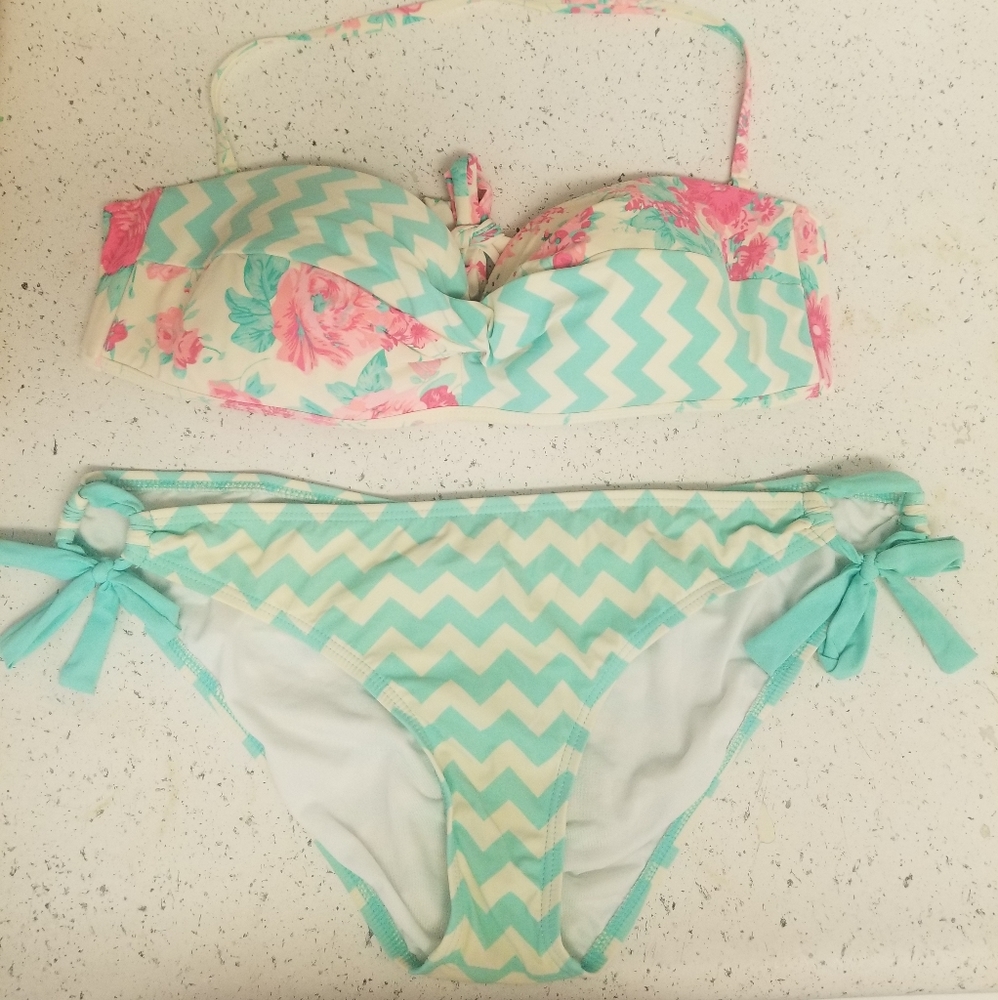 Juicy couture zigzag floral bikini Top:XL/Bottom:L